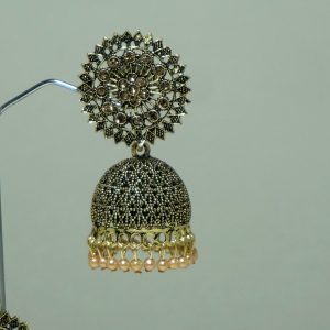 Traditional jhumki with maangtika