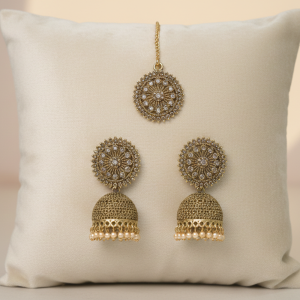 Traditional jhumki with maangtika